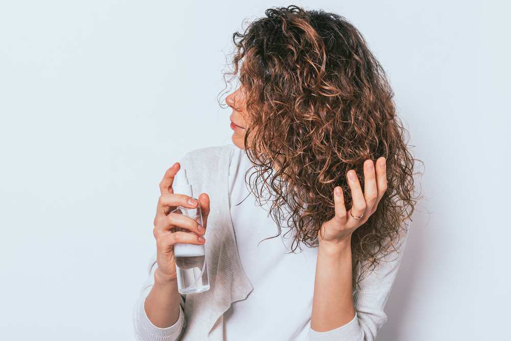 Pourquoi utiliser un spray salin pour les cheveux ?