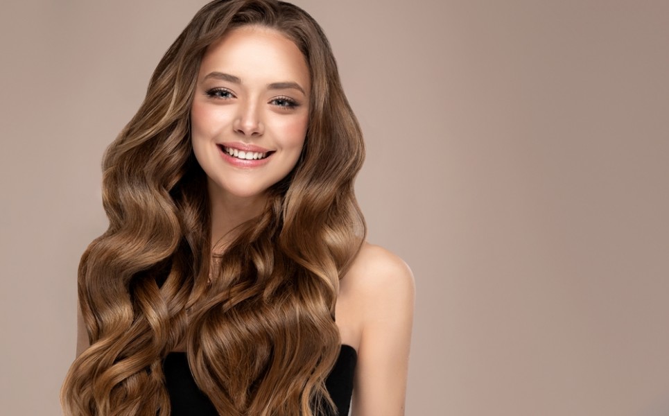 Cheveux ondulés : Conseils et astuces pour sublimer vos boucles naturelles