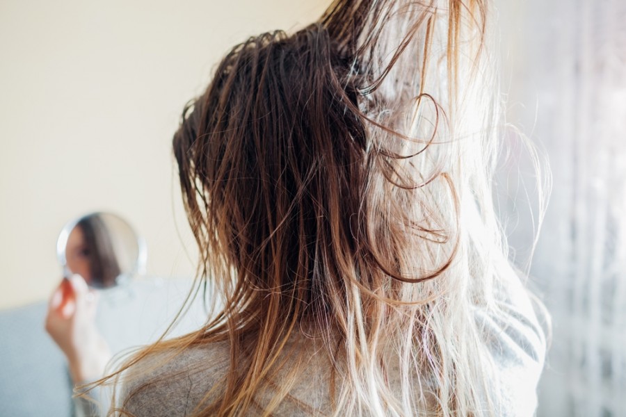 Pourquoi vos cheveux sont-ils poisseux et comment y remédier ?