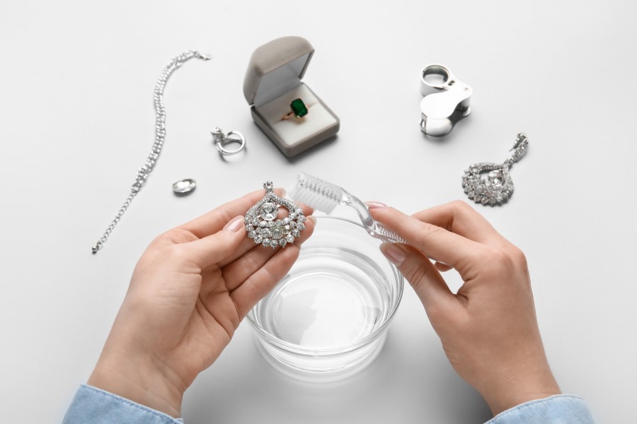 Comment entretenir mes bijoux pour qu'ils restent beaux le plus longtemps possible ? Comment entretenir mes bijoux pour qu'ils restent beaux le plus longtemps possible ?
