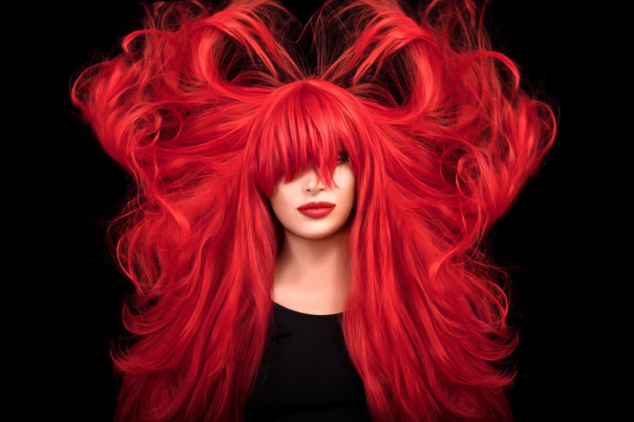 Couleur de cheveux rouge : osez la différence avec ces astuces de coloration et de style