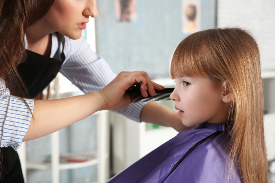 Quelle coupe de cheveux pour une jeune fille en 2023 ?