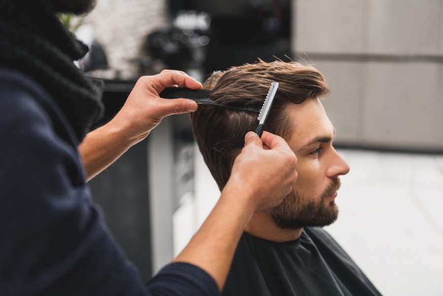 Comment désépaissir des cheveux épais ?