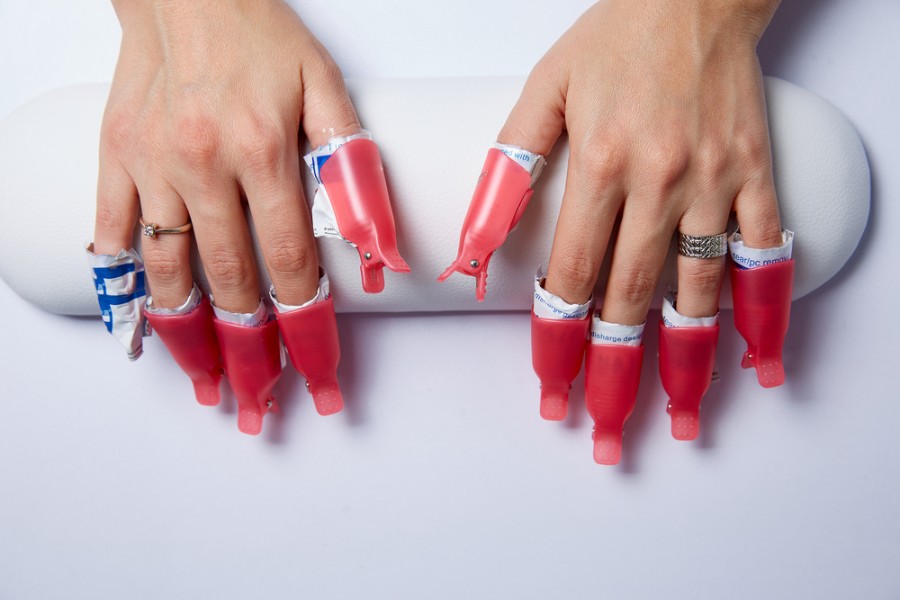 Comment enlever le vernis semi-permanent sans abîmer les ongles: astuces et conseils