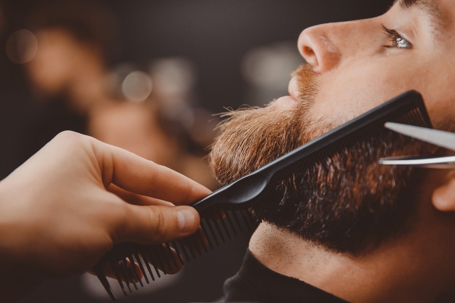 Quels sont les outils nécessaires pour entretenir sa barbe à la maison ?