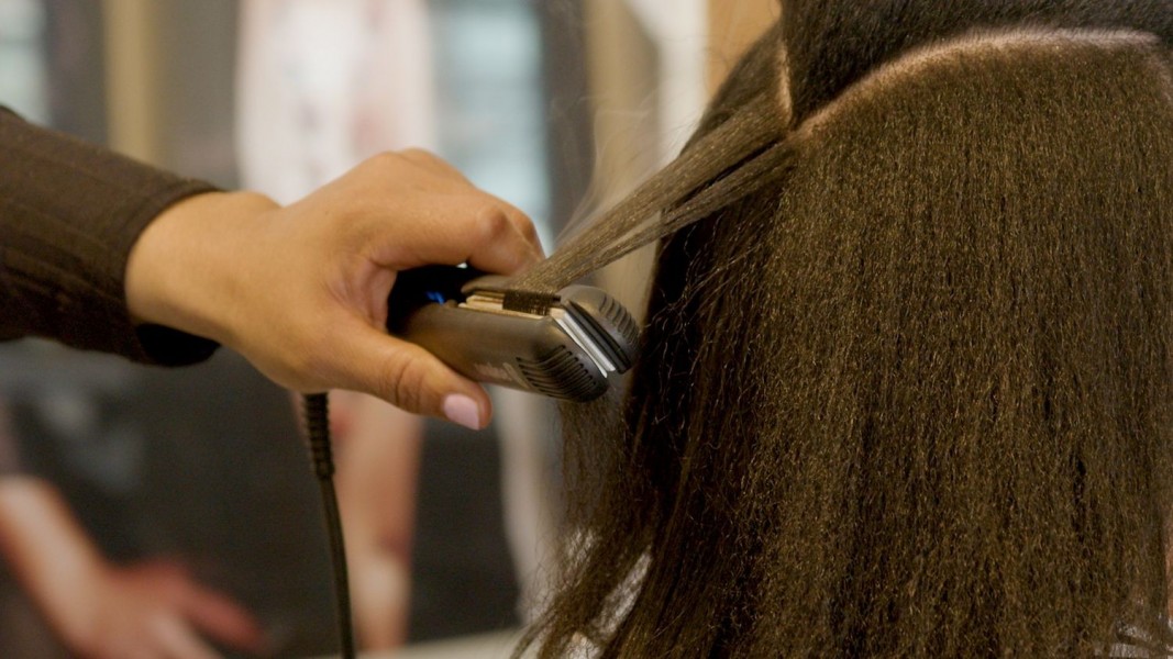 Découvrez la méthode Silk Press pour lisser les cheveux afros