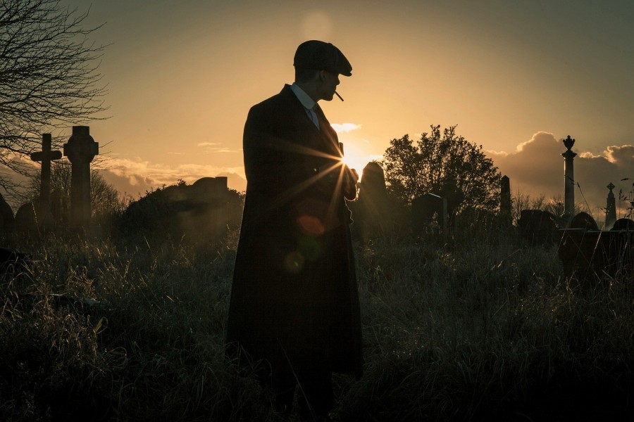 Adopter le style Peaky Blinders : Comment se démarquer avec l'élégance du gang de Birmingham ?