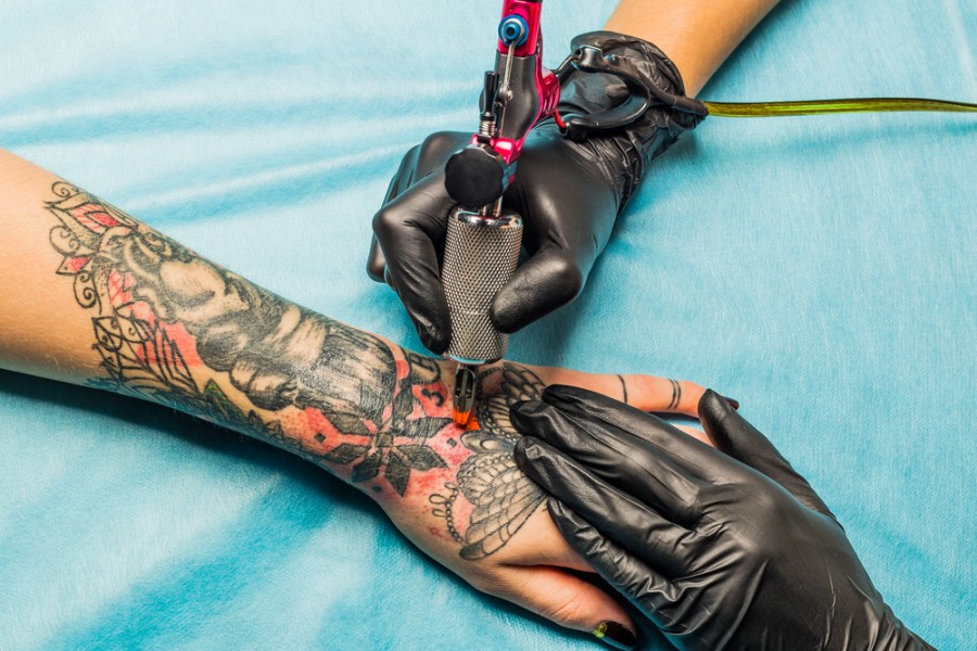 Tatouage main : une tendance beauté qui s'inscrit dans le temps