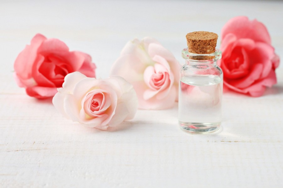 Top 10 des bénéfices de l'eau de rose visage