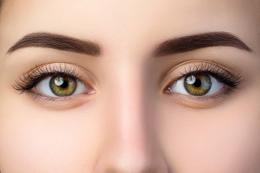 Comment faire ressortir la beauté de vos yeux marron-vert : astuces de maquillage